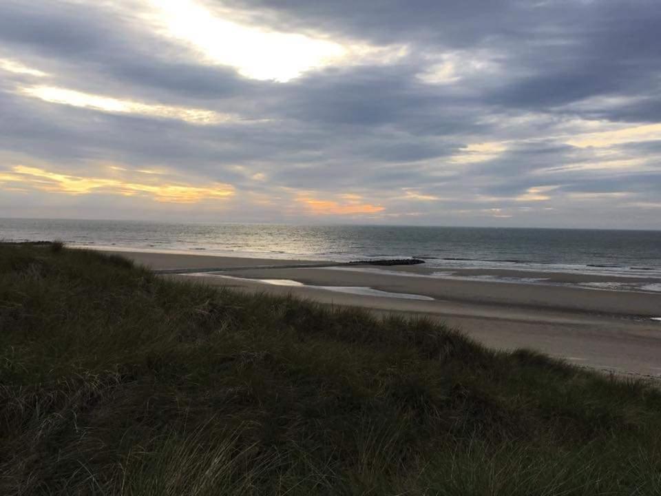 Luxueuze stacaravan 4pers met terras en tuintje Bredene  Buitenkant foto