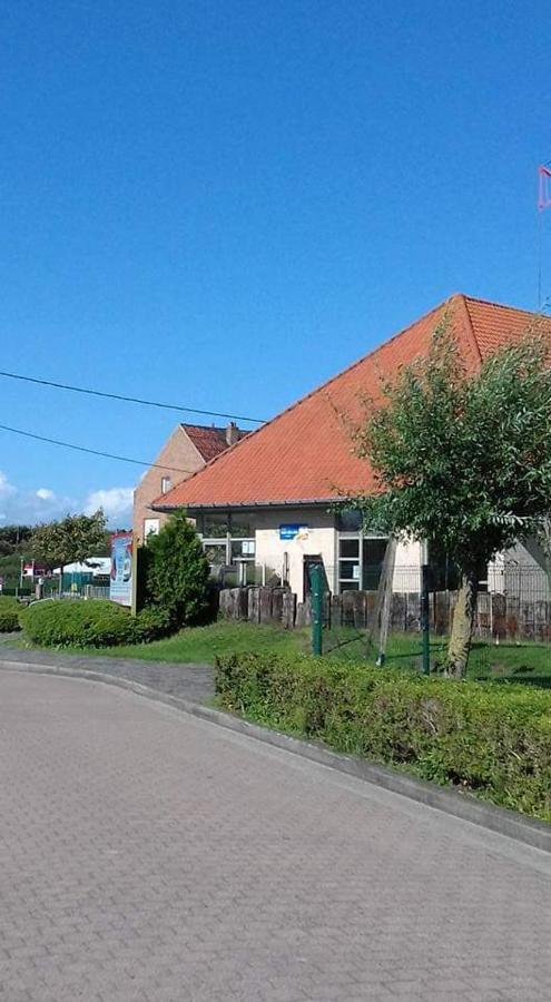 Luxueuze stacaravan 4pers met terras en tuintje Bredene  Buitenkant foto
