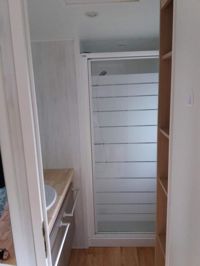 Luxueuze stacaravan 4pers met terras en tuintje Bredene  Buitenkant foto
