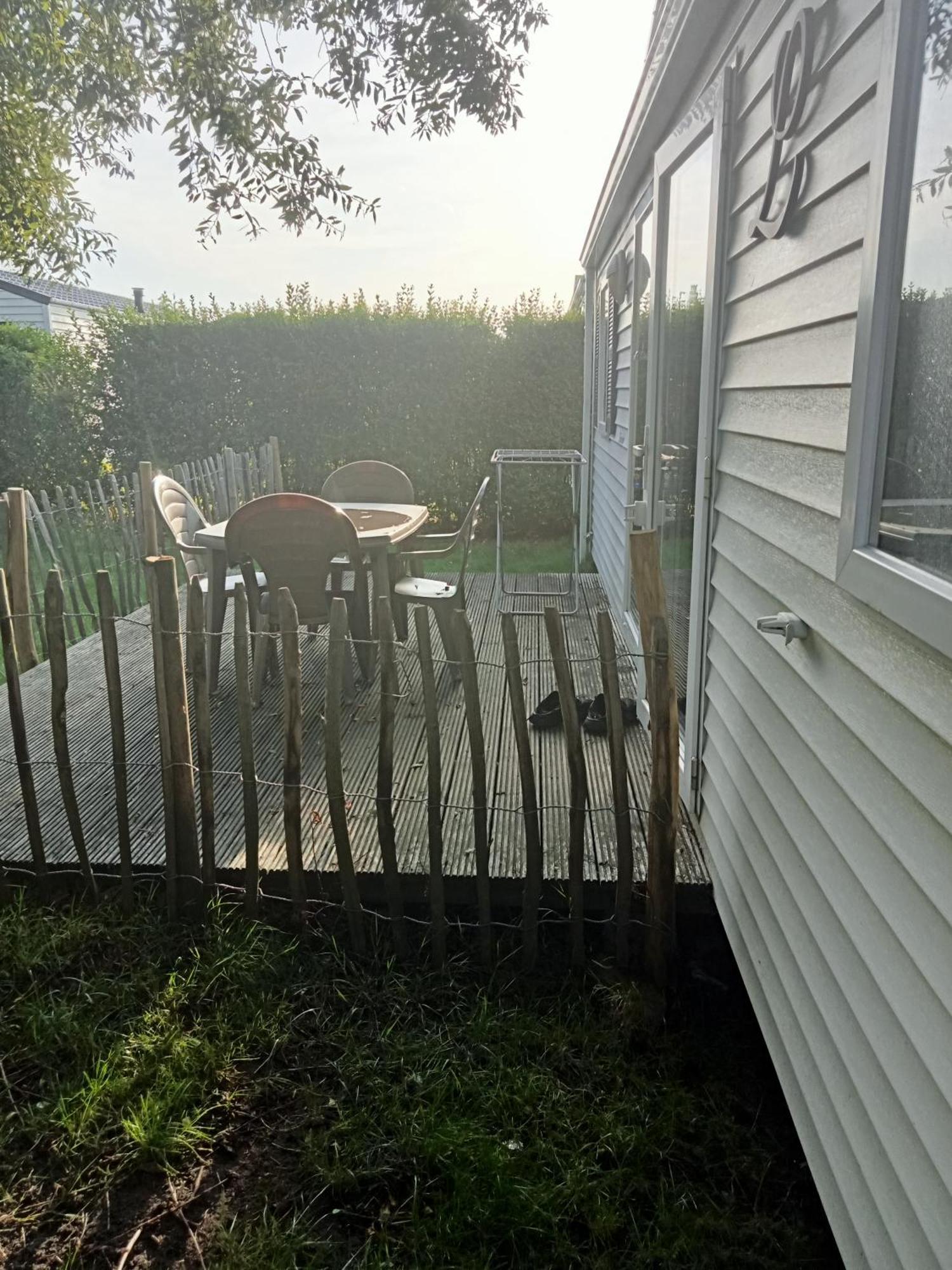 Luxueuze stacaravan 4pers met terras en tuintje Bredene  Buitenkant foto